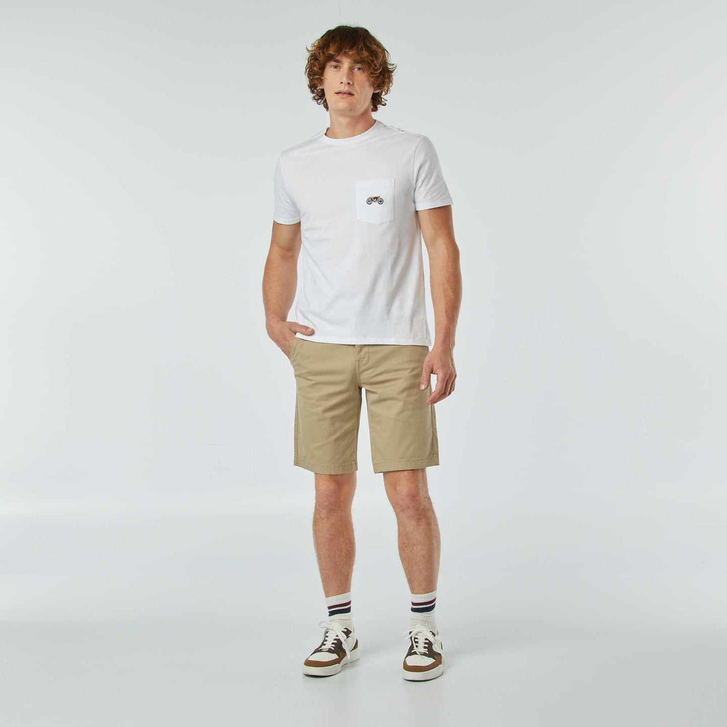 Short-sleeved T-shirt with breast pocket and embroidery WHITE