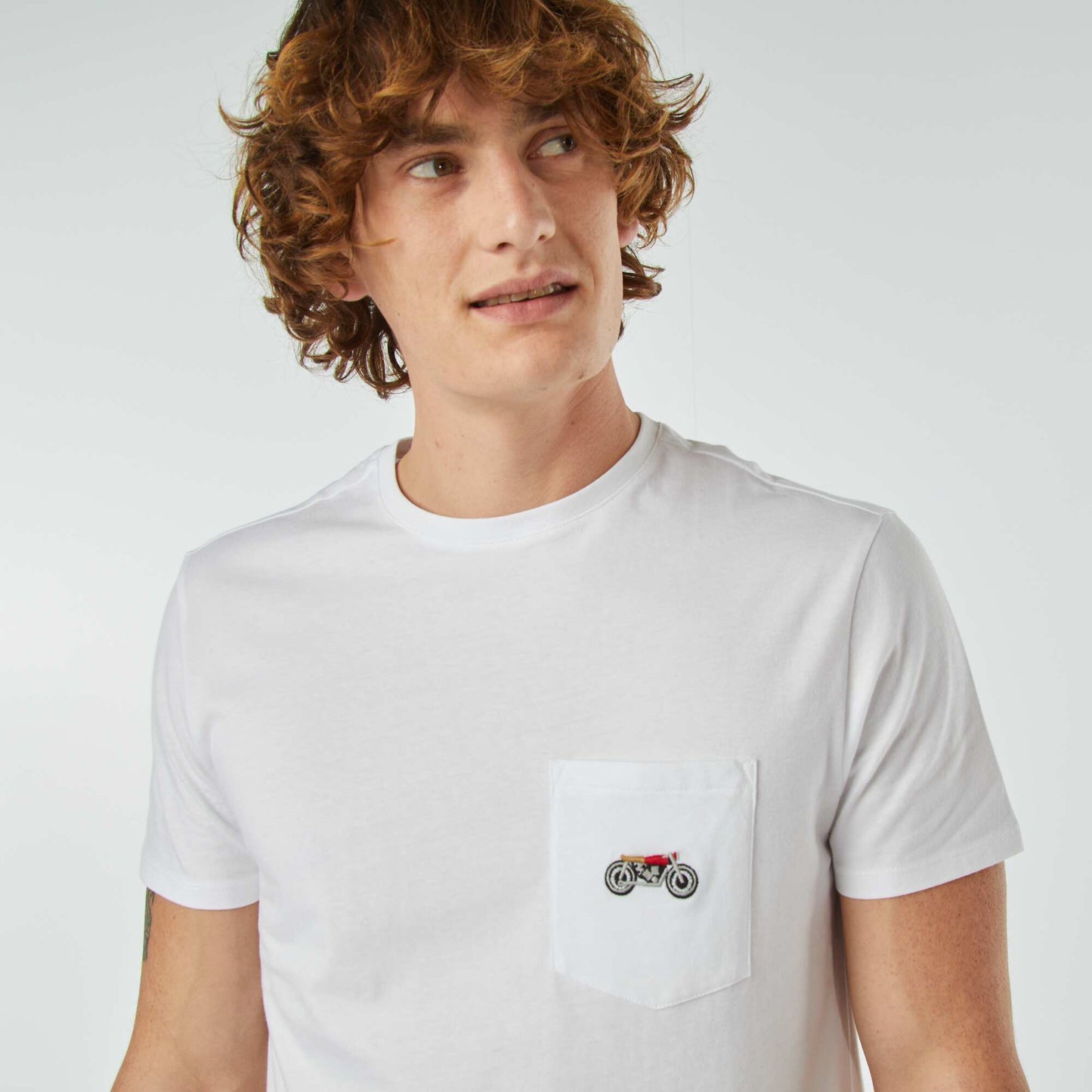 Short-sleeved T-shirt with breast pocket and embroidery WHITE