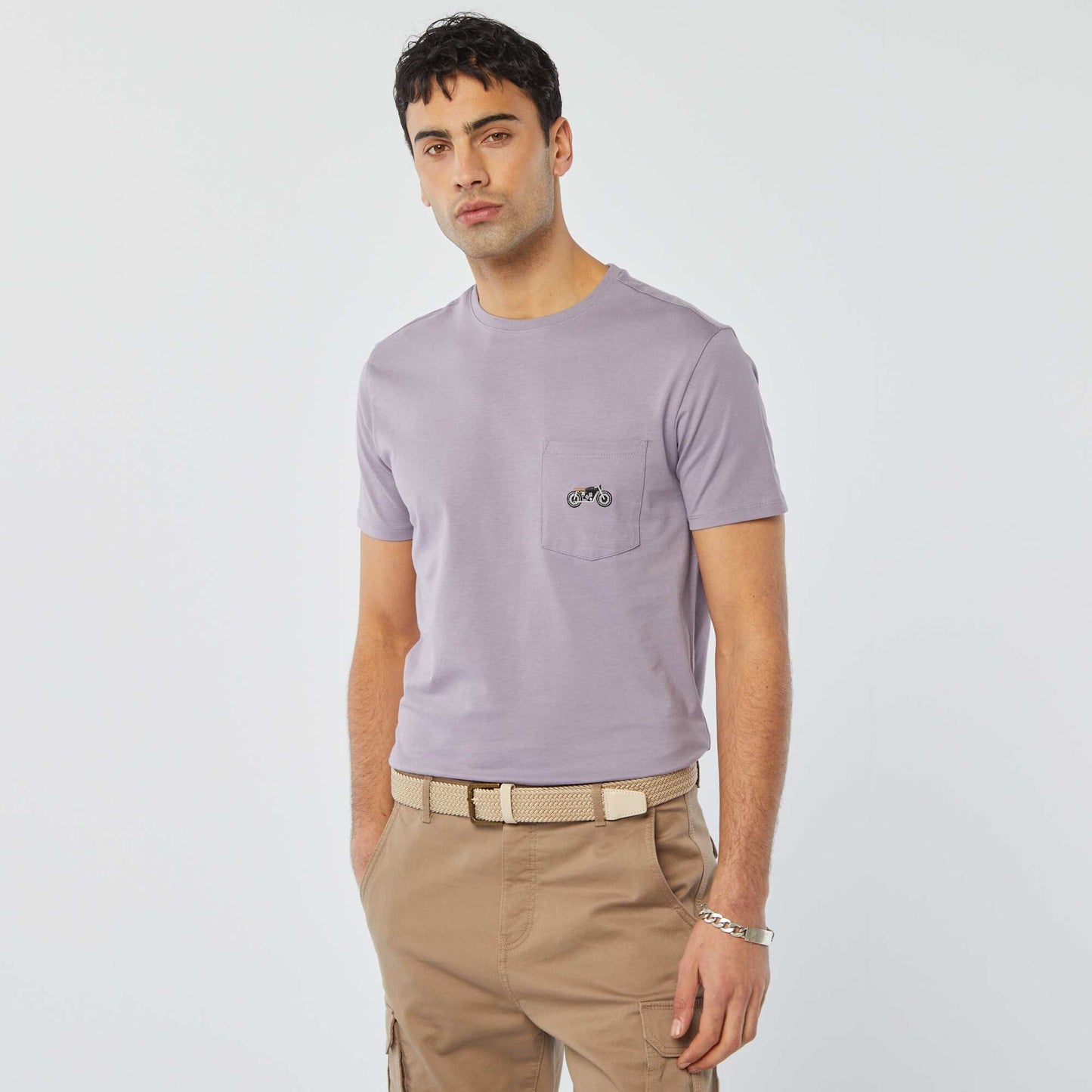 Short-sleeved T-shirt with breast pocket and embroidery PURPLE