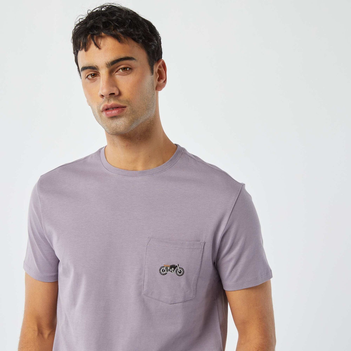 Short-sleeved T-shirt with breast pocket and embroidery PURPLE