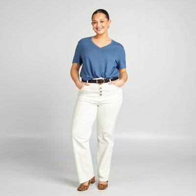 تي شيرت برقبة على شكل V مزيج كتان أزرق