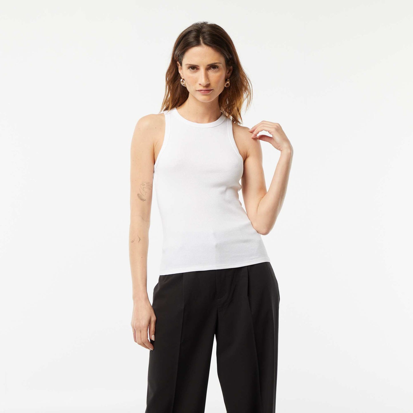 سترة علوية ذات أكتاف مقطوعة باللون الأبيض