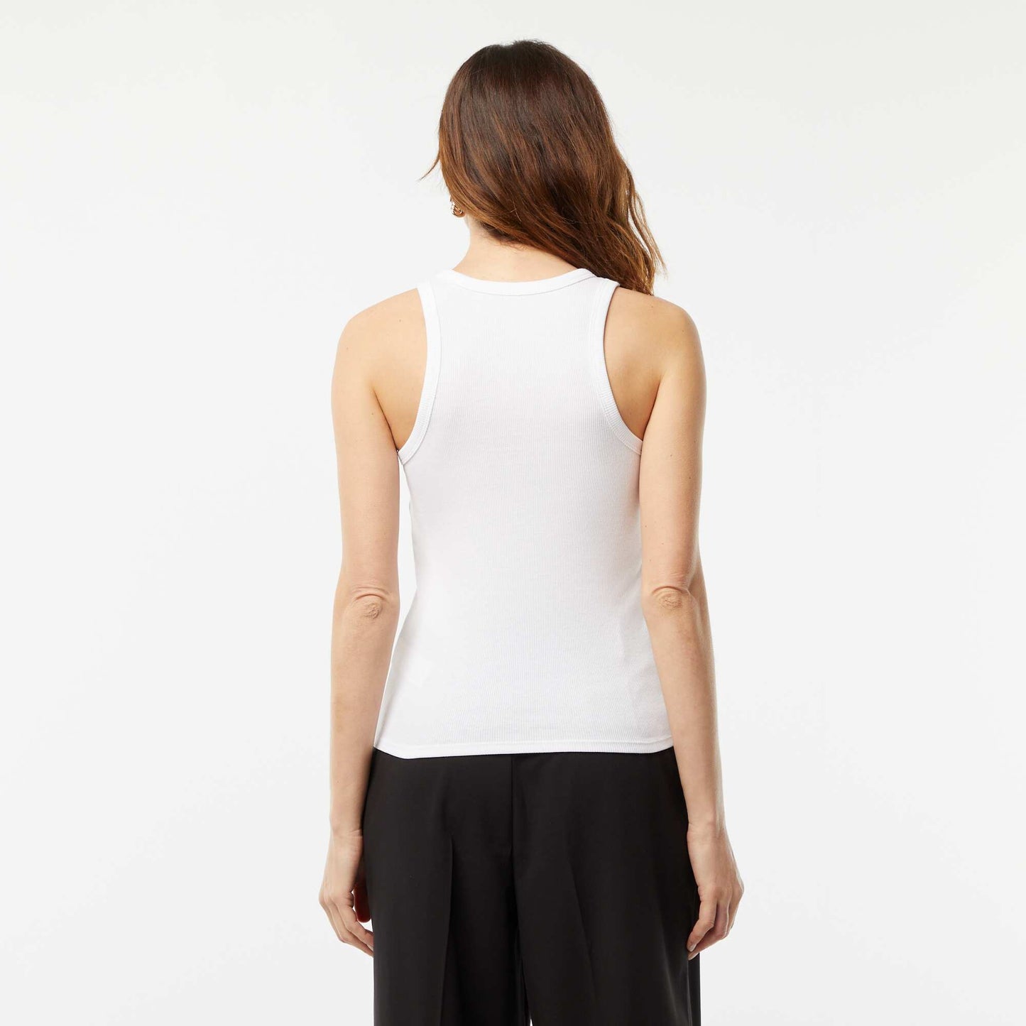 سترة علوية ذات أكتاف مقطوعة باللون الأبيض