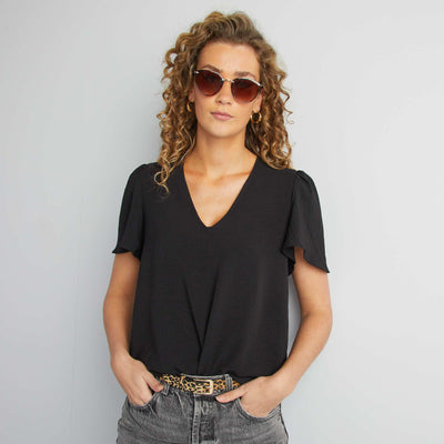 بلوزة خفيفة وعائمة باللون الأسود
