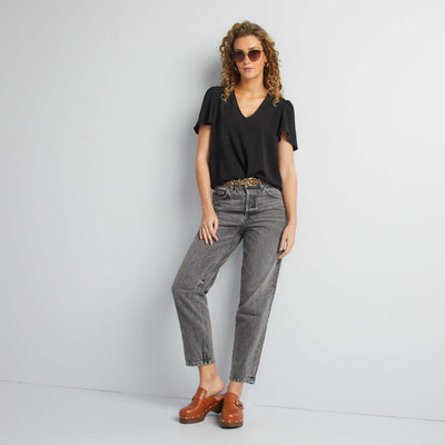 بلوزة خفيفة وعائمة باللون الأسود