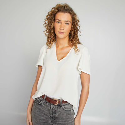 بلوزة خفيفة وعائمة باللون الأبيض