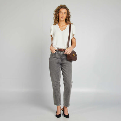 بلوزة خفيفة وعائمة باللون الأبيض