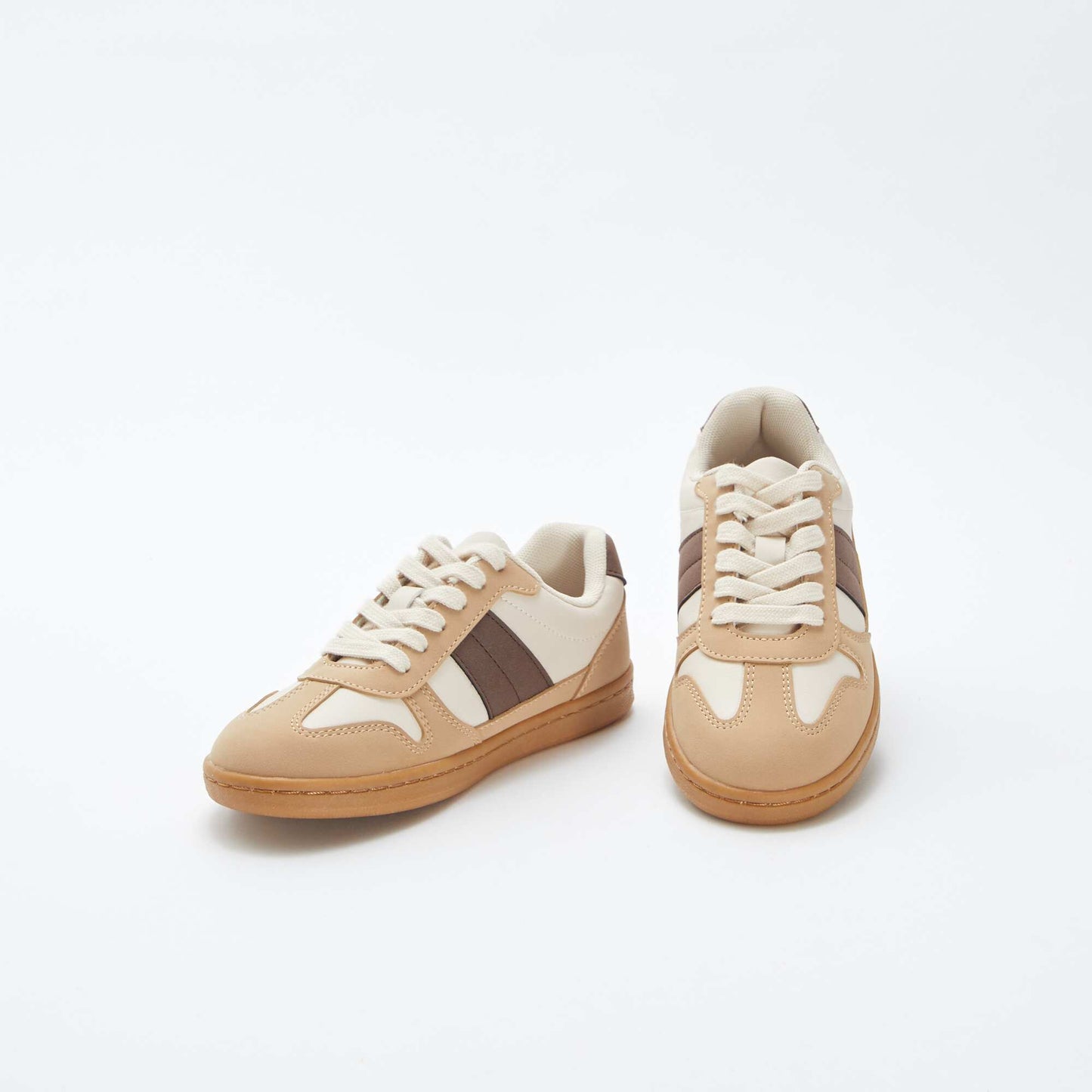 Low-top lace-up trainers