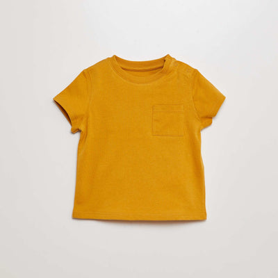 تيشيرت بأكمام قصيرة سادة بلون بني داكن