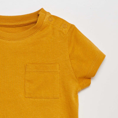 تيشيرت بأكمام قصيرة سادة بلون بني داكن