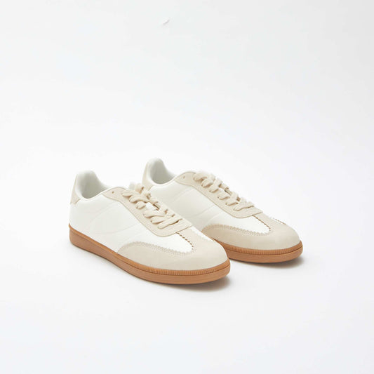 حذاء رياضي بأربطة منخفضة من الأعلى باللون الأبيض