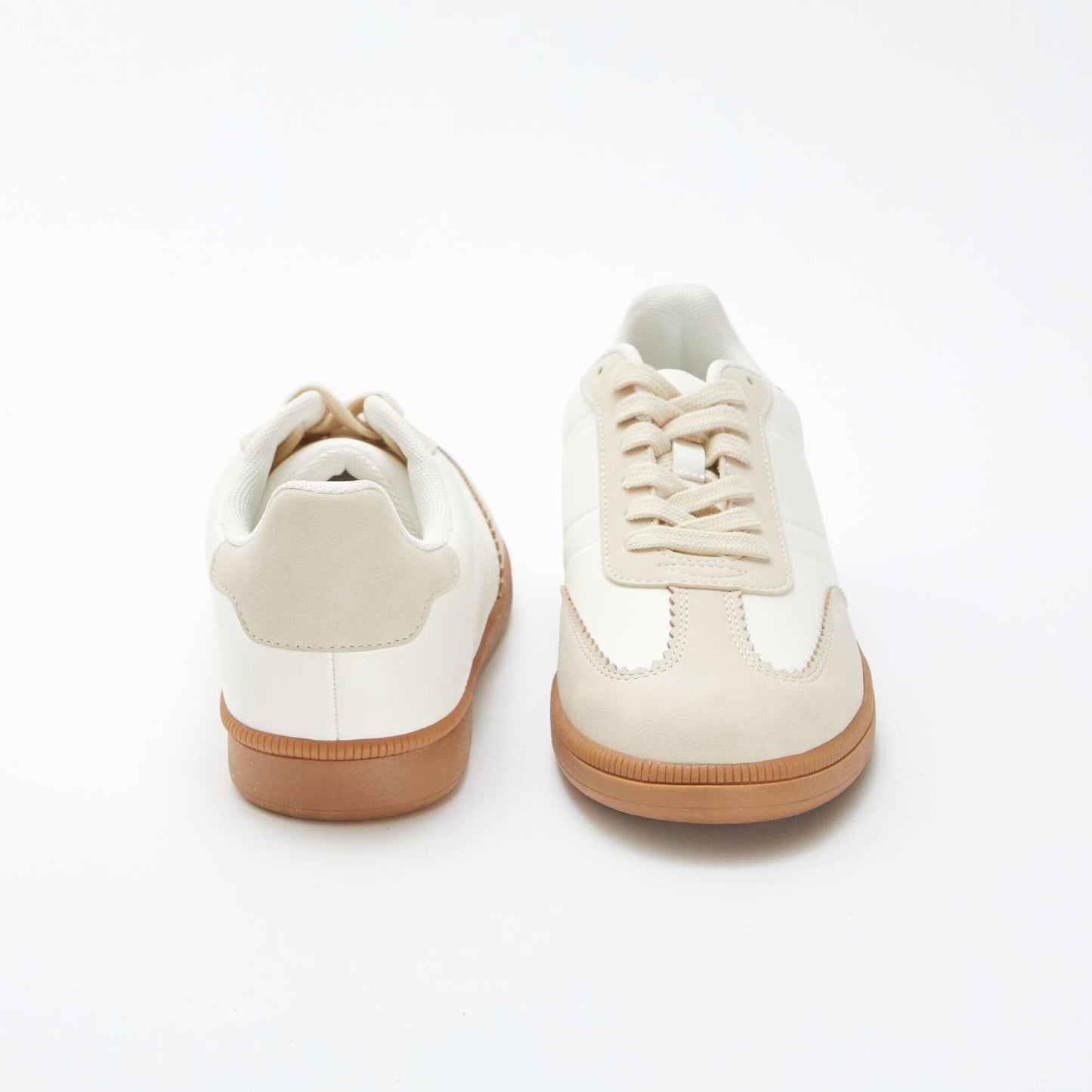 حذاء رياضي بأربطة منخفضة من الأعلى باللون الأبيض