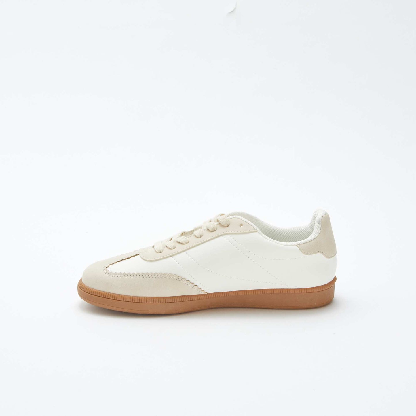 حذاء رياضي بأربطة منخفضة من الأعلى باللون الأبيض