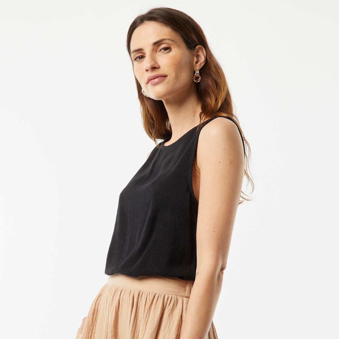 بلوزة قصيرة من نسيج كتان قصير باللون الأسود