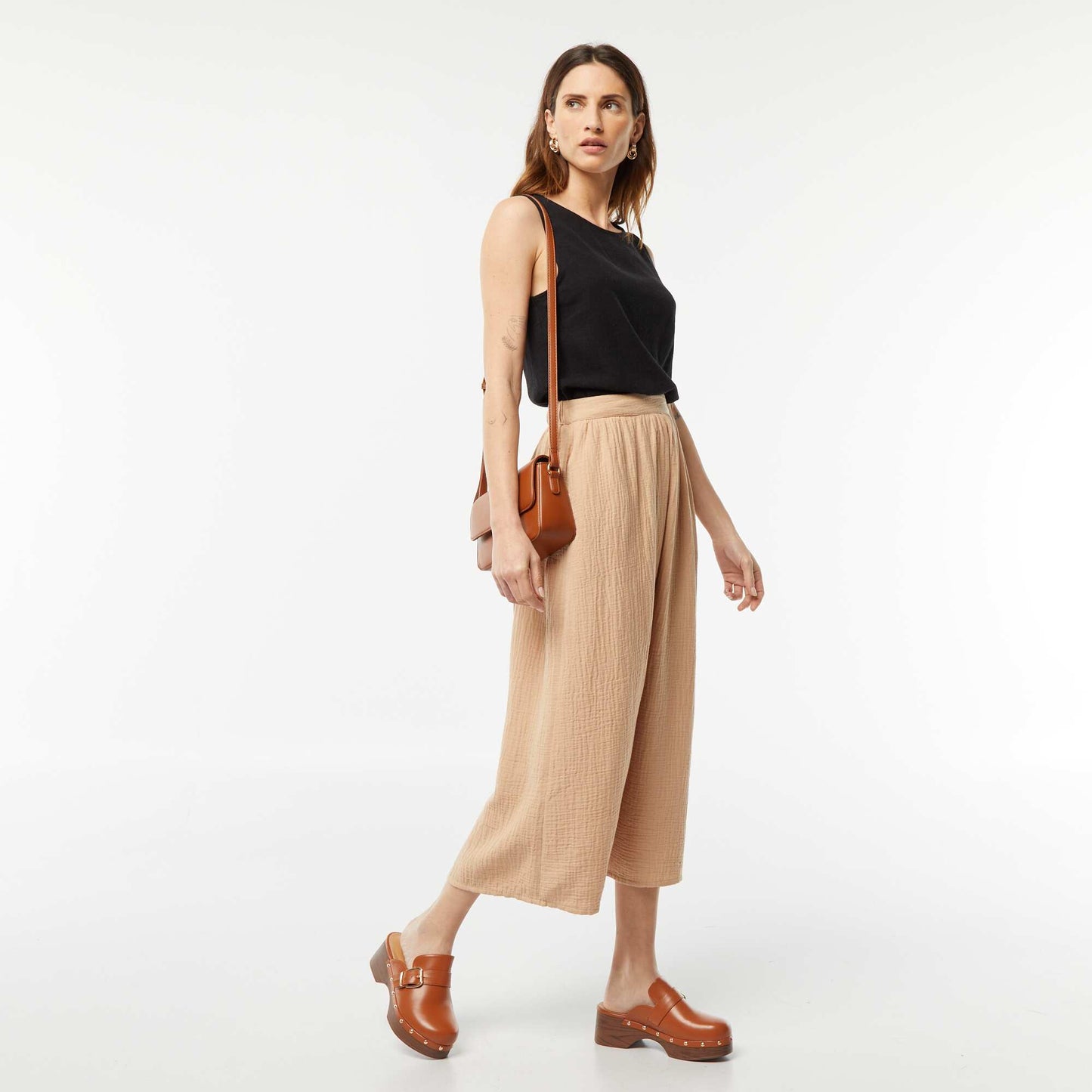 بلوزة قصيرة من نسيج كتان قصير باللون الأسود