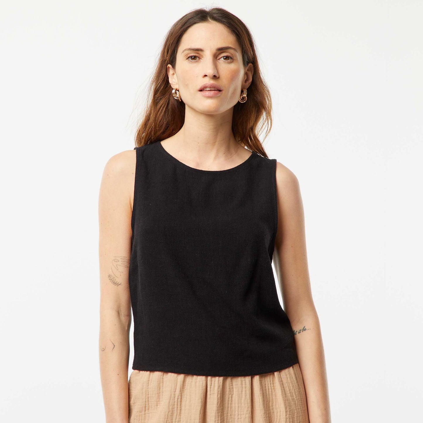 بلوزة قصيرة من نسيج كتان قصير باللون الأسود