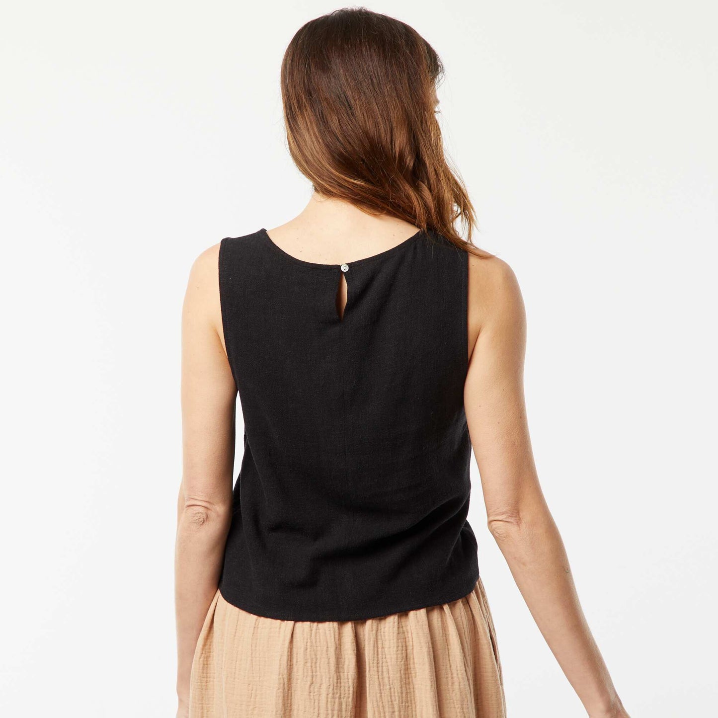 بلوزة قصيرة من نسيج كتان قصير باللون الأسود