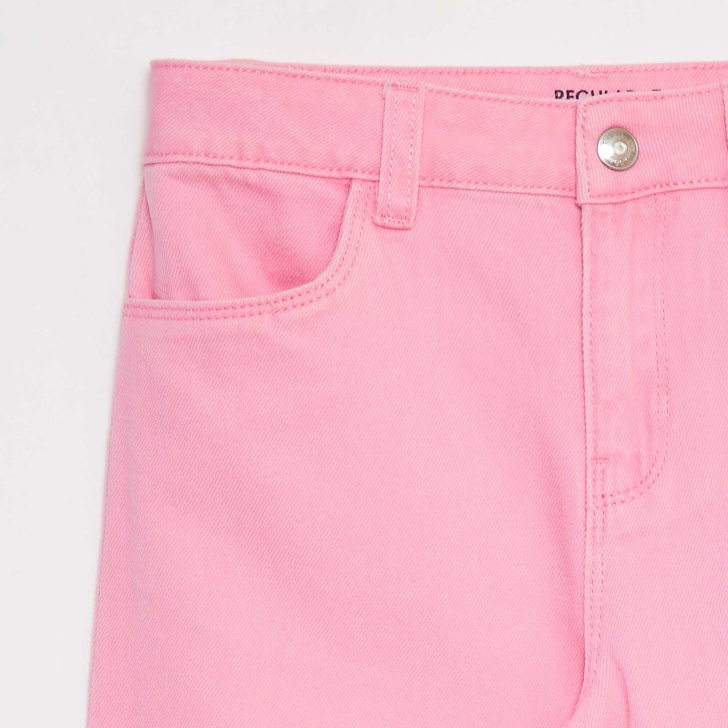 بنطلون جينز قصير من الدنيم باللون الوردي