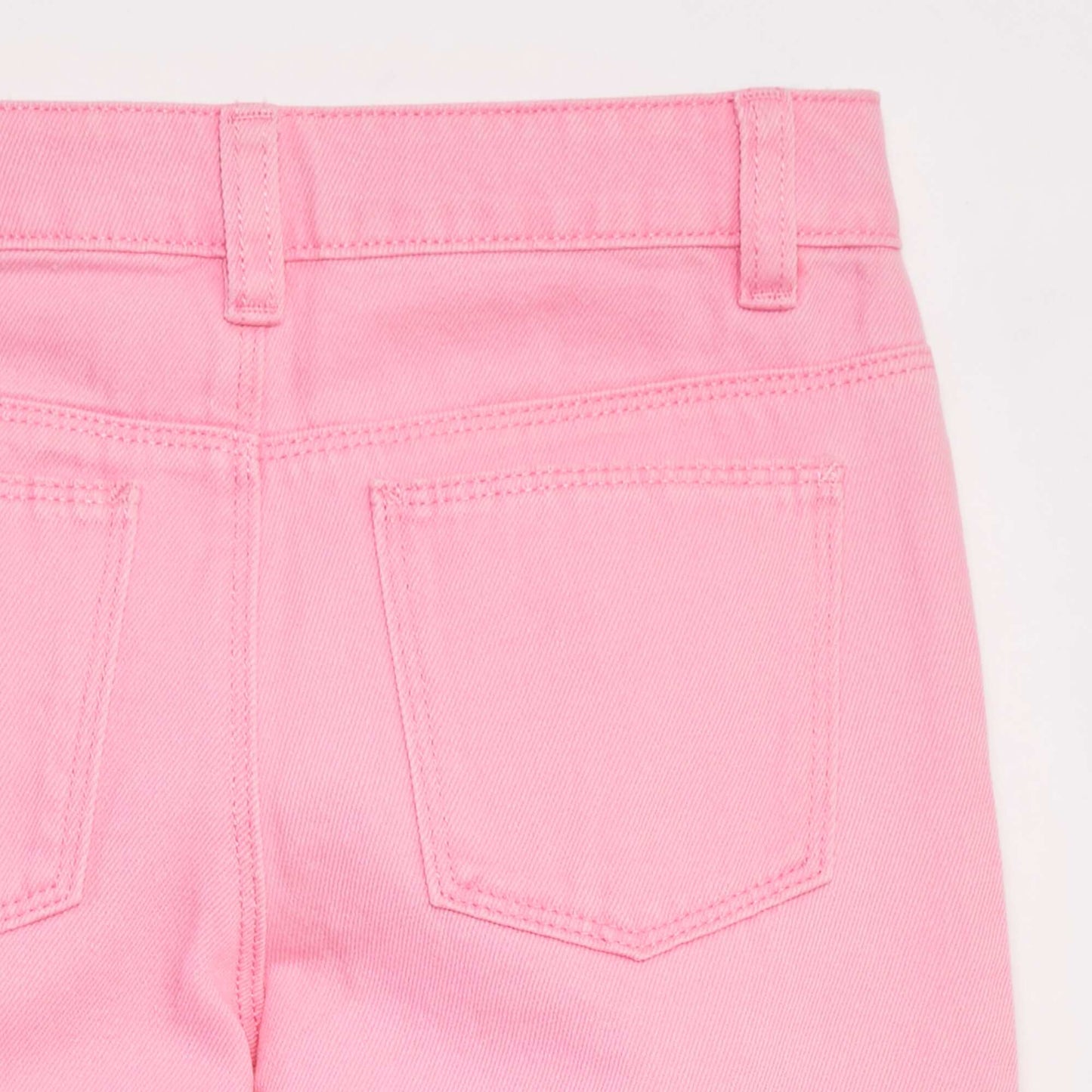 بنطلون جينز قصير من الدنيم باللون الوردي