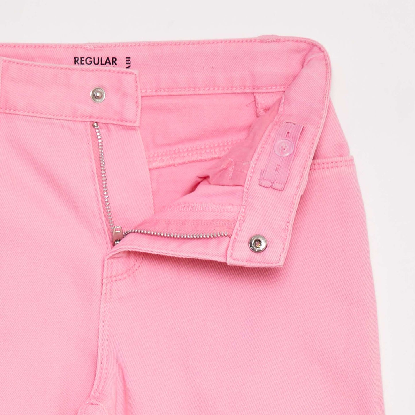 بنطلون جينز قصير من الدنيم باللون الوردي