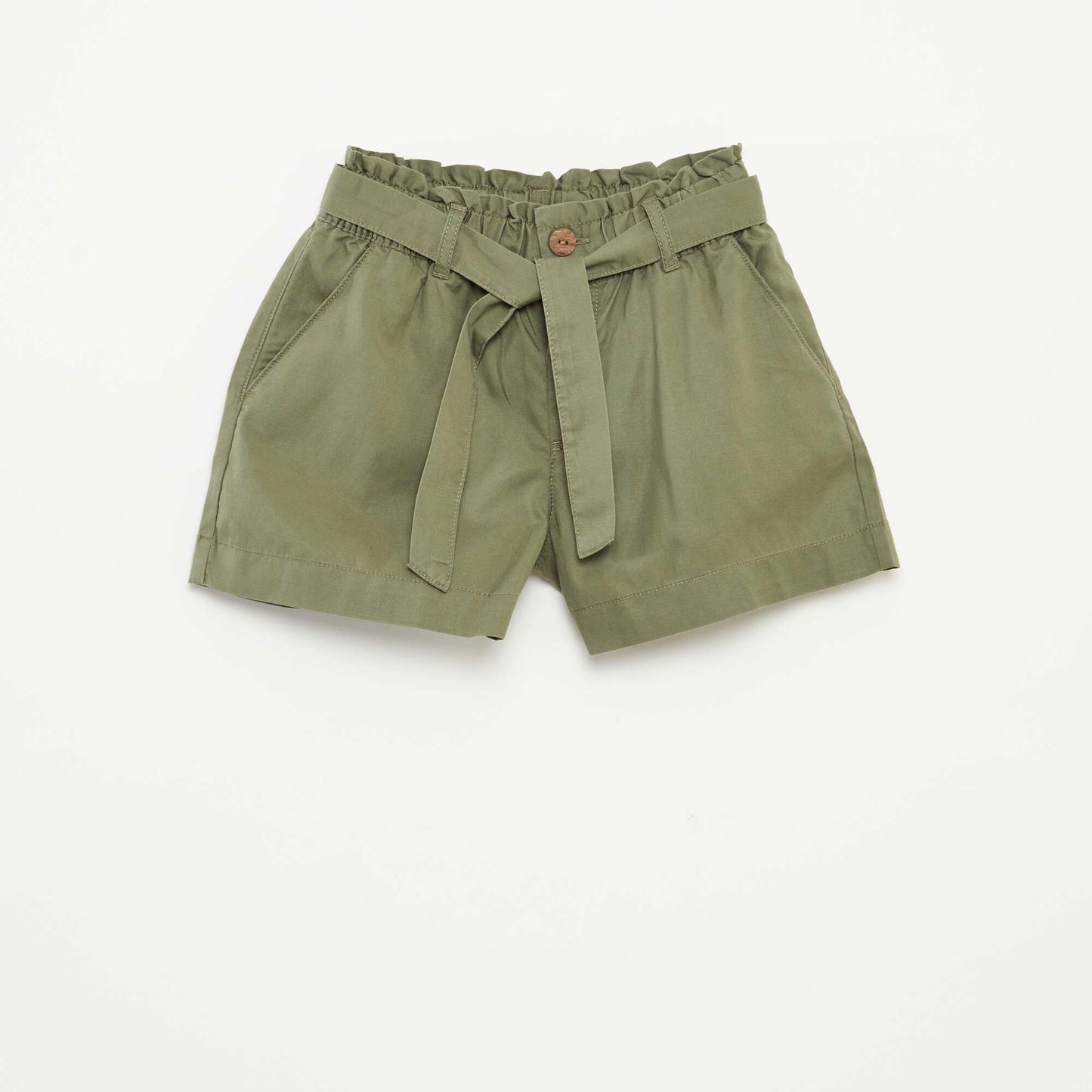 شورت بأكياس ورقية مع حزام أخضر