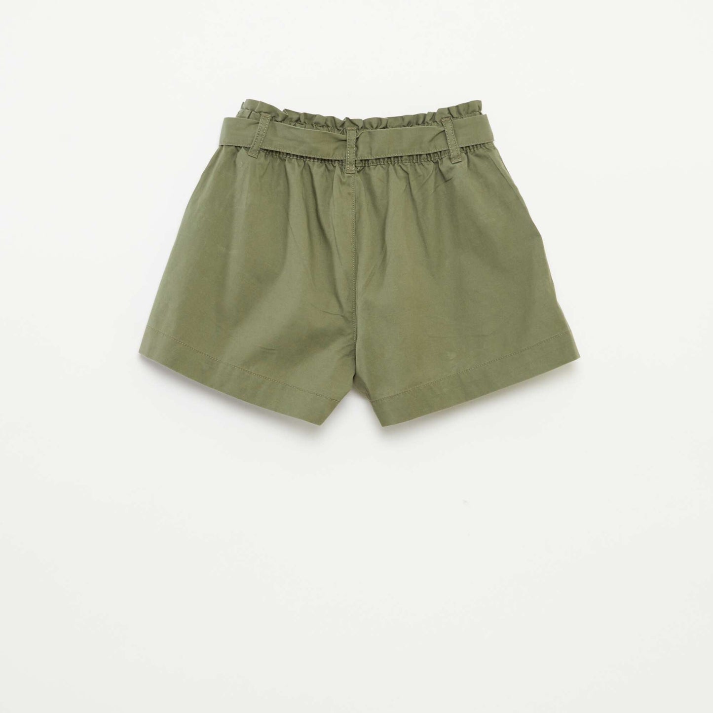 شورت بأكياس ورقية مع حزام أخضر