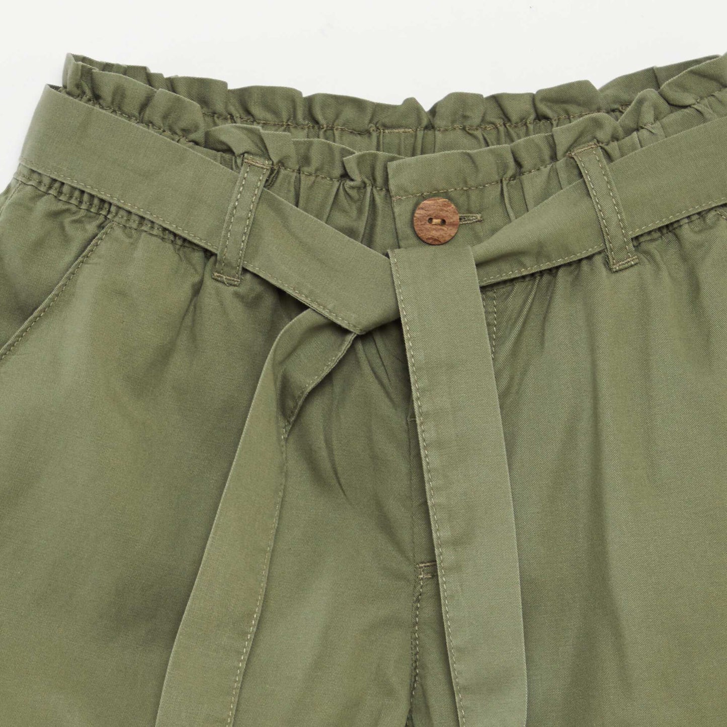 شورت بأكياس ورقية مع حزام أخضر