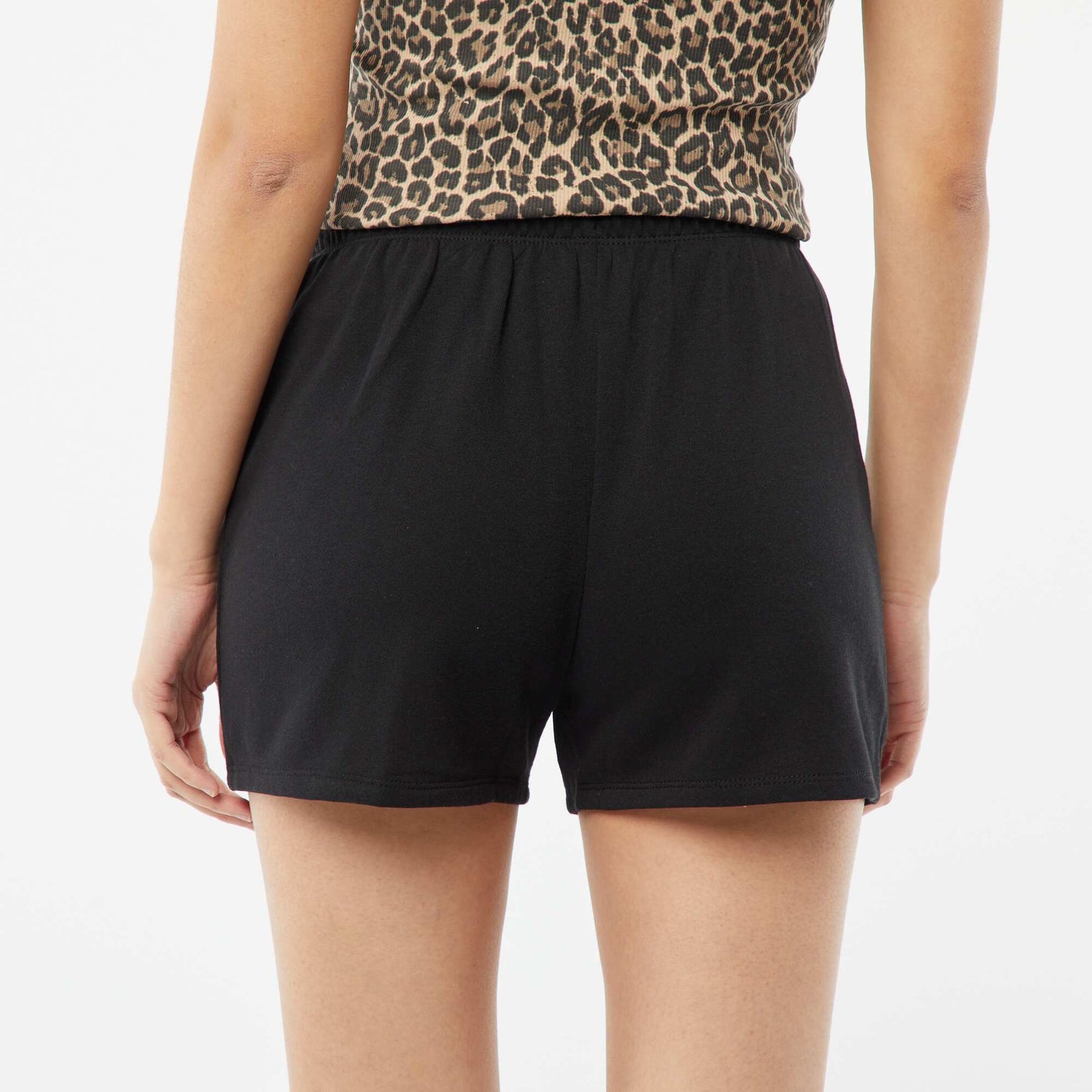  شورت قماش  قصير أسود