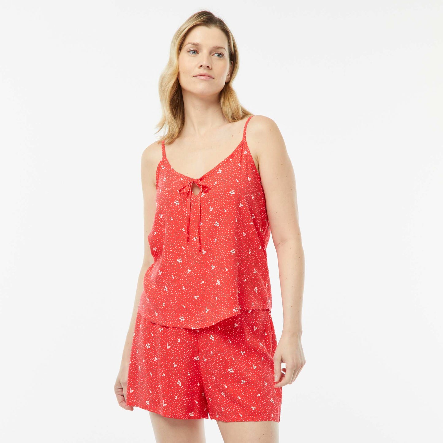 طقم بيجامة مطبوع فوق سترة + شورت بيجامة مطبوع أحمر