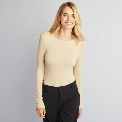 بذلة بأكمام طويلة من الألياف الدقيقة بلون بني فاتح