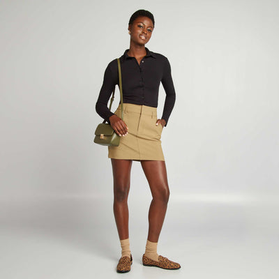 تي شيرت بأزرار مع ياقة بولو أسود