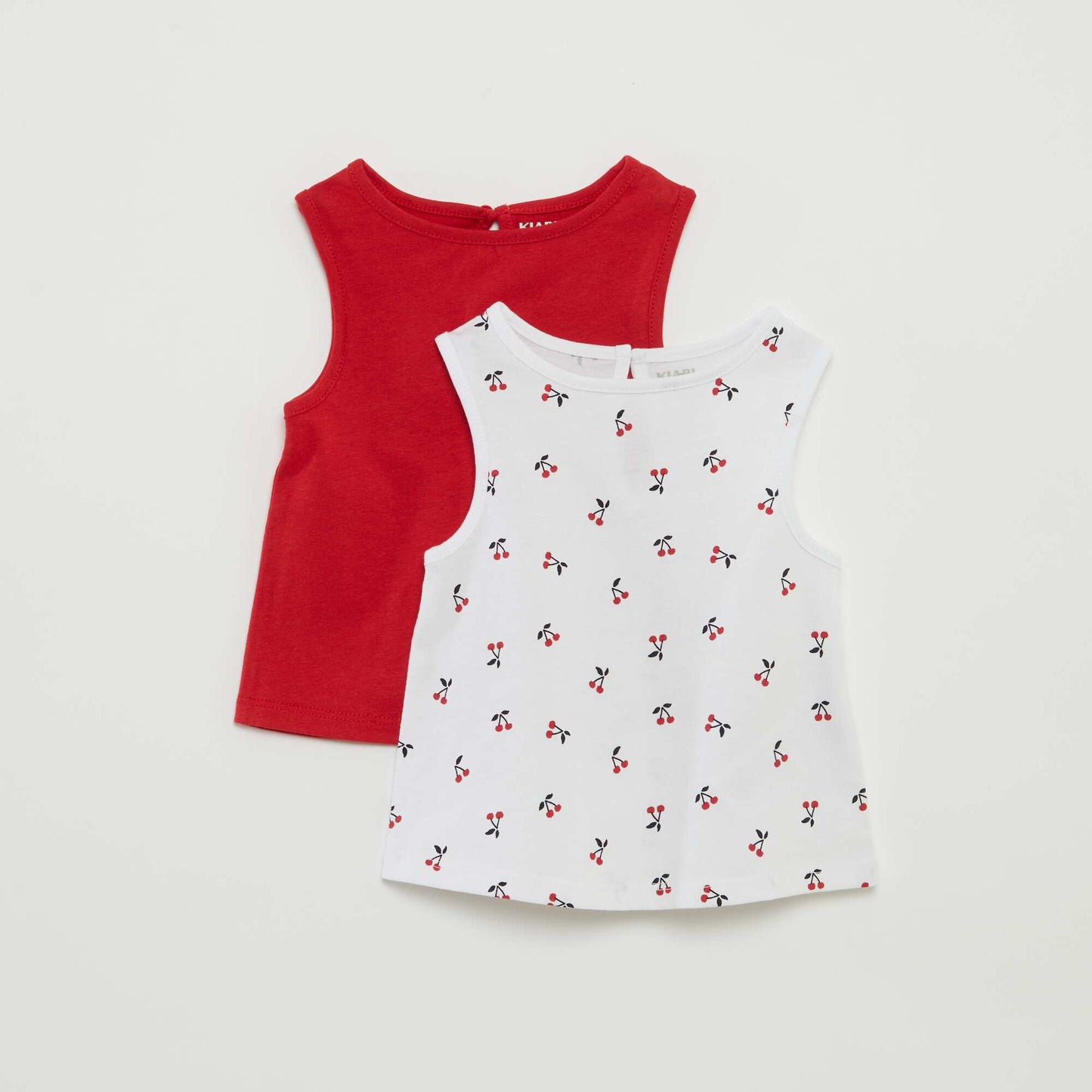 مجموعة من السترات ذات الأشرطة العريضة باللون الأبيض