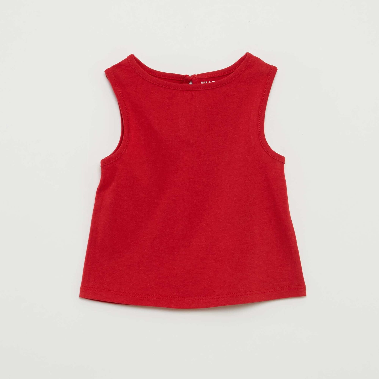 مجموعة من السترات ذات الأشرطة العريضة باللون الأبيض