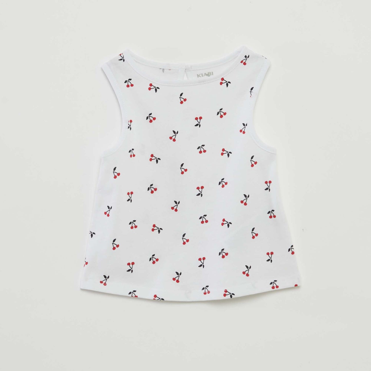 مجموعة من السترات ذات الأشرطة العريضة باللون الأبيض