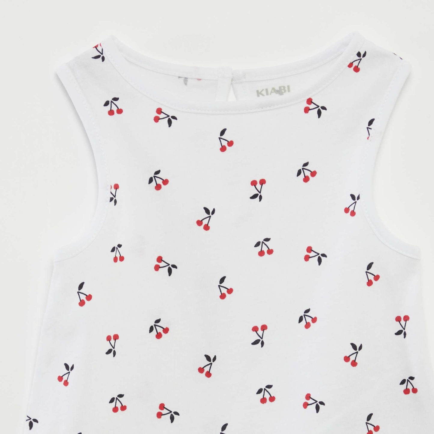 مجموعة من السترات ذات الأشرطة العريضة باللون الأبيض