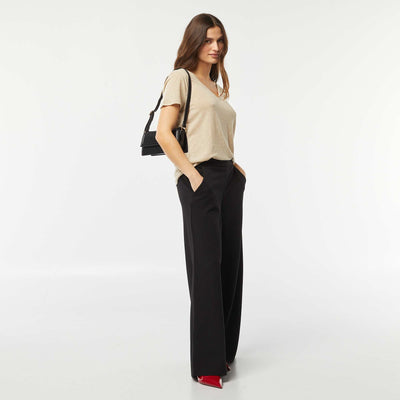 تي شيرت بياقة على شكل حرف V من الكتان الأساسي أبيض