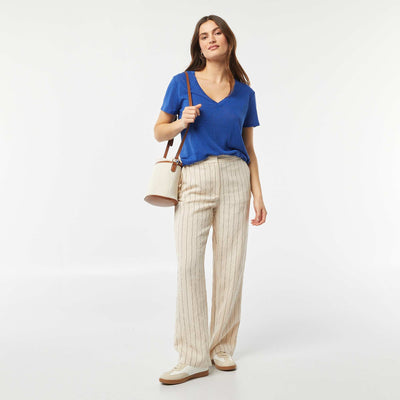 تي شيرت بياقة على شكل حرف V من الكتان الأساسي أزرق