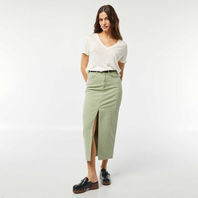 تي شيرت بياقة على شكل حرف V من الكتان الأساسي أبيض