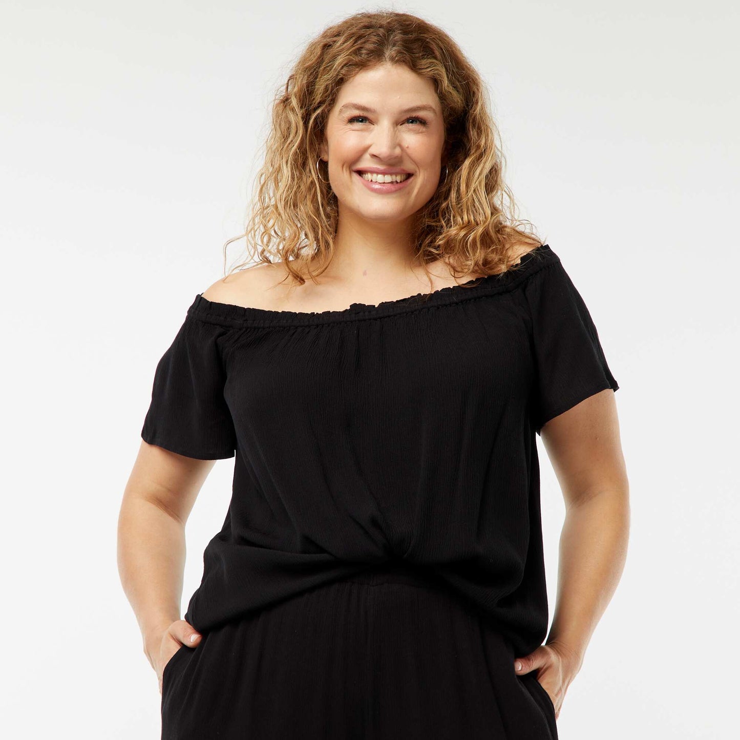 بلوزة قصيرة الأكمام ومرنة بياقة باردو باللون الأسود