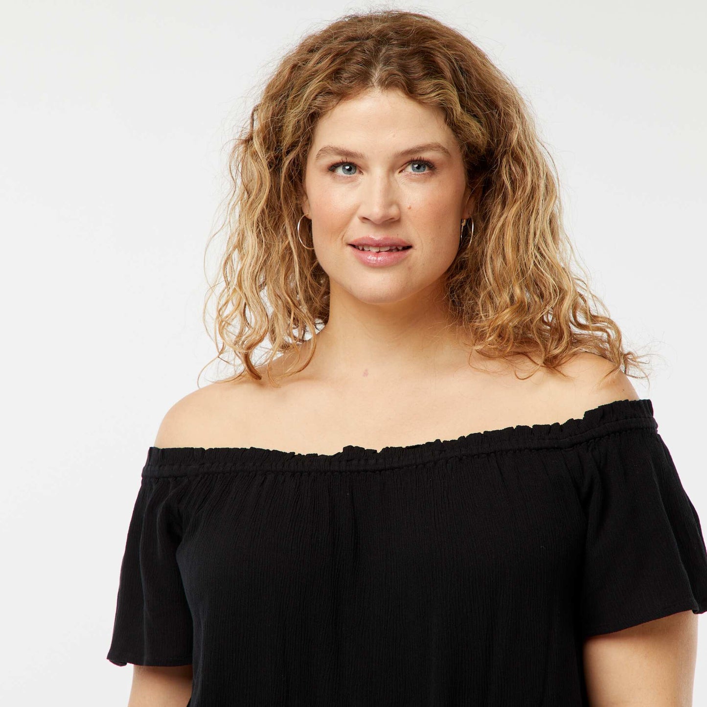 بلوزة قصيرة الأكمام ومرنة بياقة باردو باللون الأسود