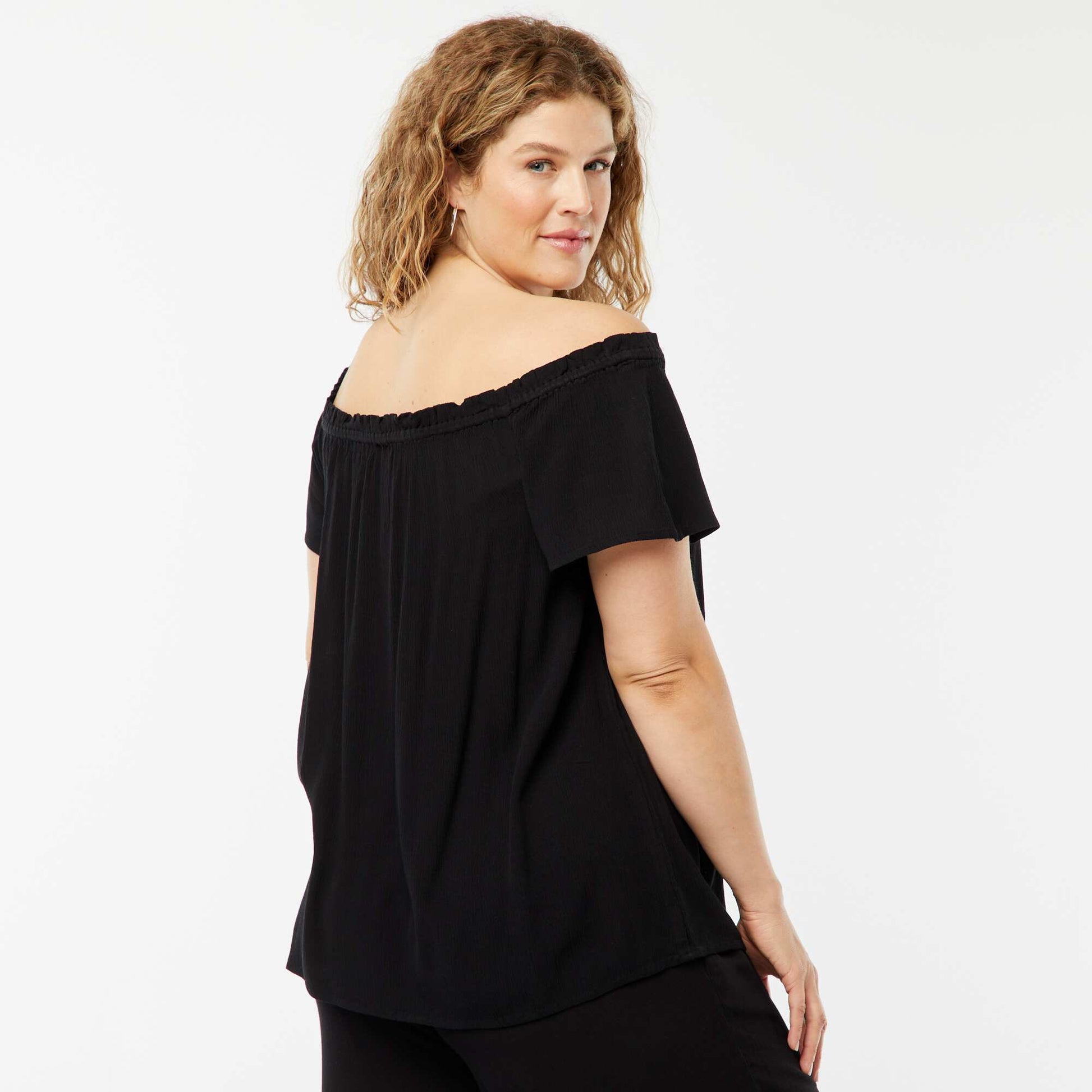 بلوزة قصيرة الأكمام ومرنة بياقة باردو باللون الأسود