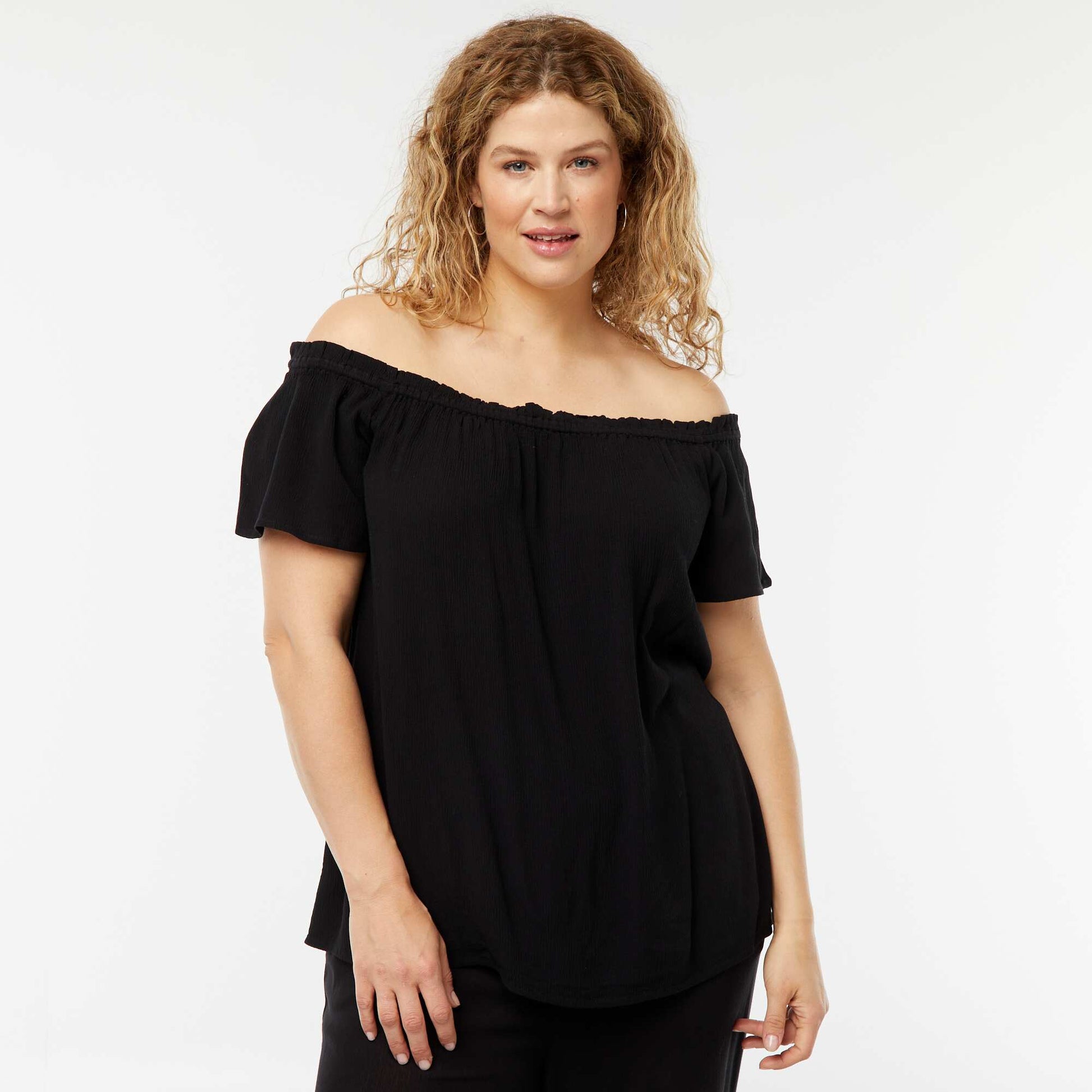 بلوزة قصيرة الأكمام ومرنة بياقة باردو باللون الأسود