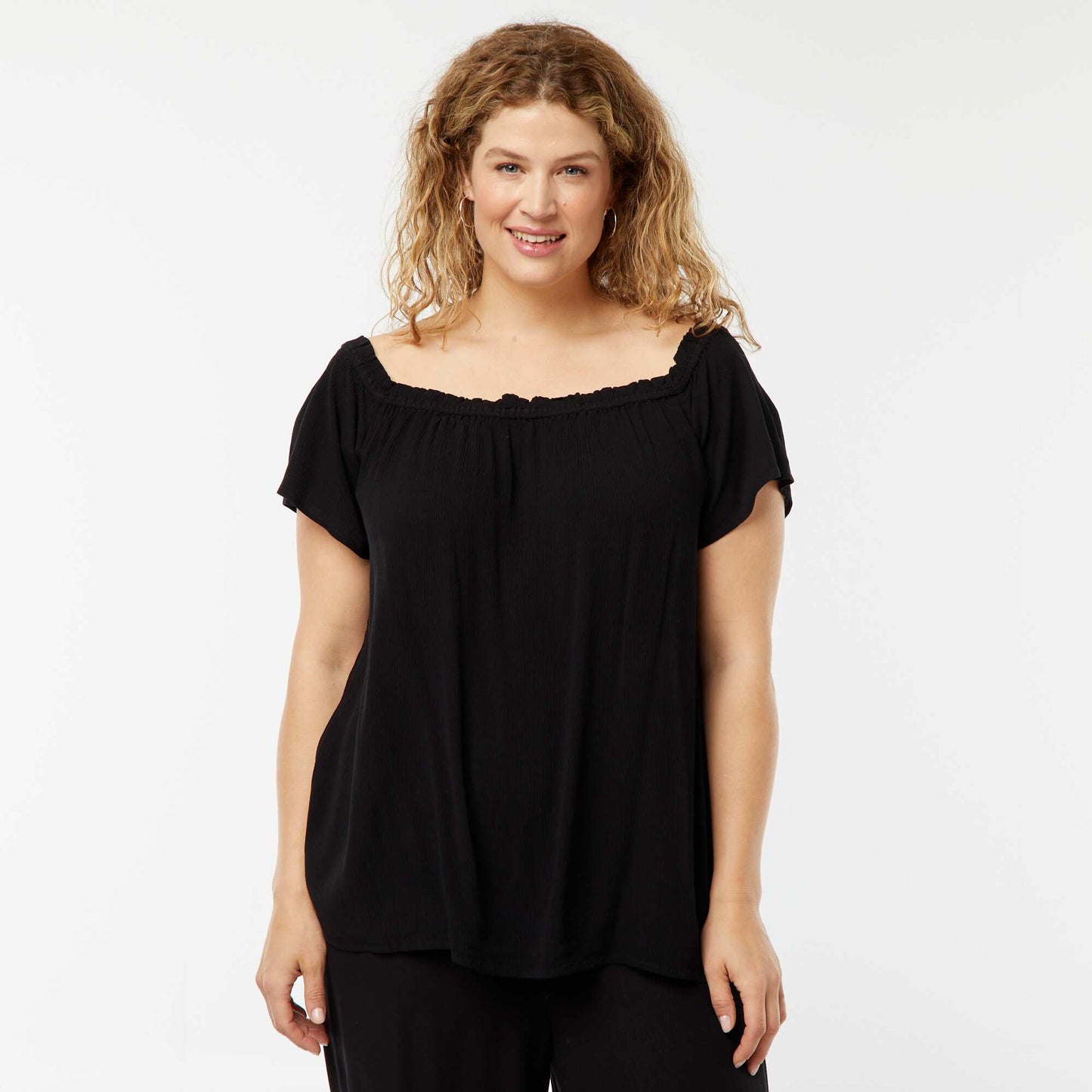 بلوزة قصيرة الأكمام ومرنة بياقة باردو باللون الأسود