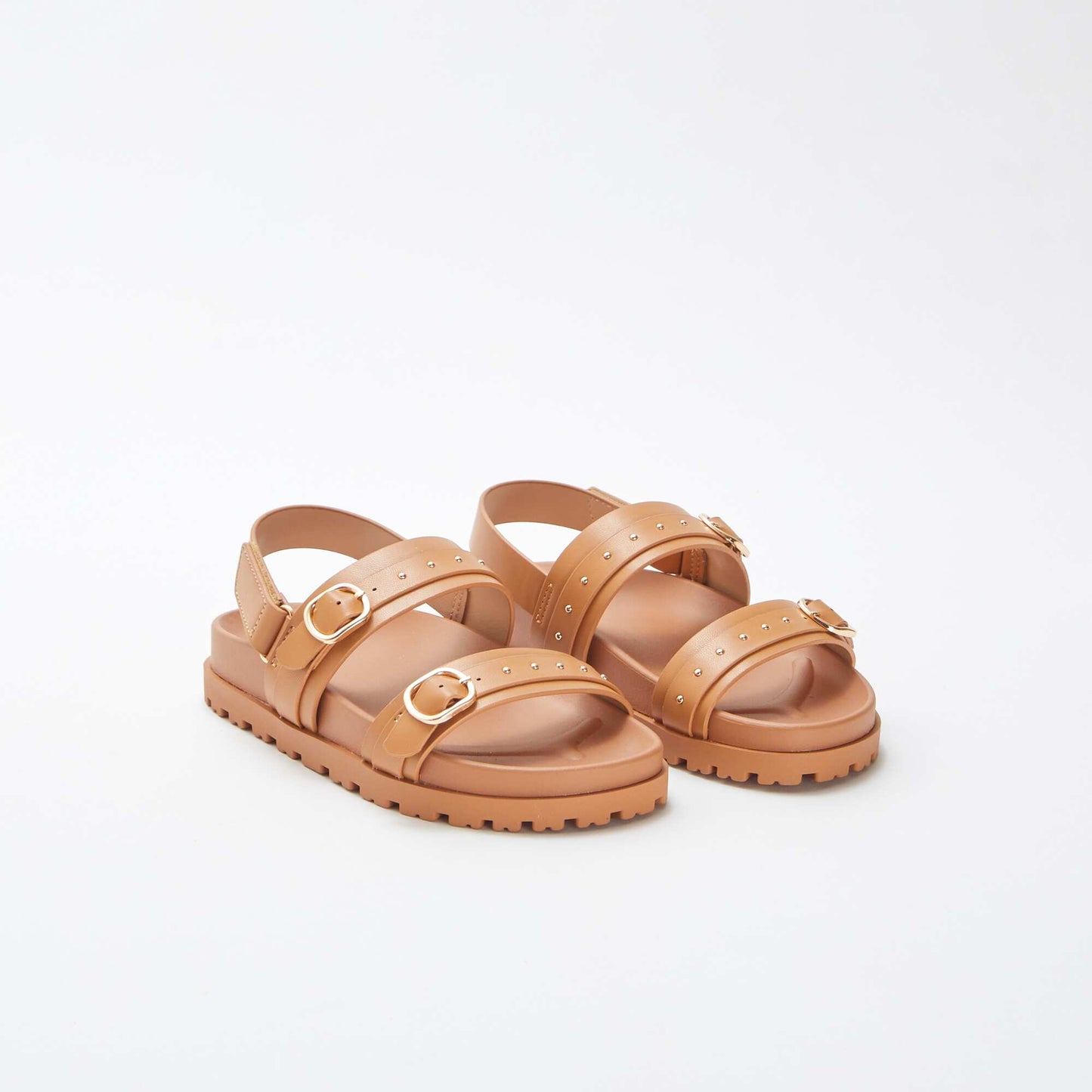 صندل مسطح مع ترصيع مزخرف باللون البيج