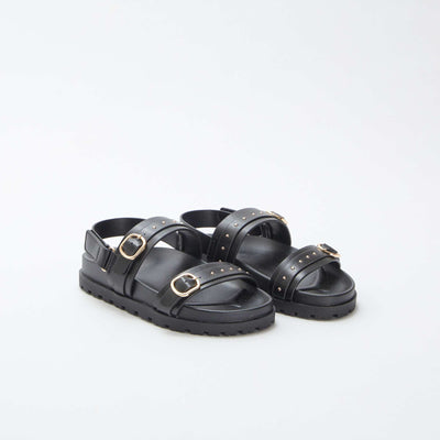 صندل مسطح مع ترصيع مزخرف باللون الأسود