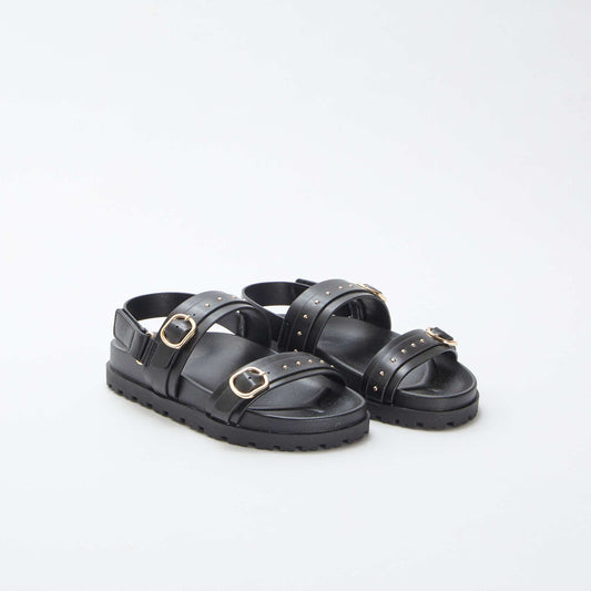 صندل مسطح مع ترصيع مزخرف باللون الأسود