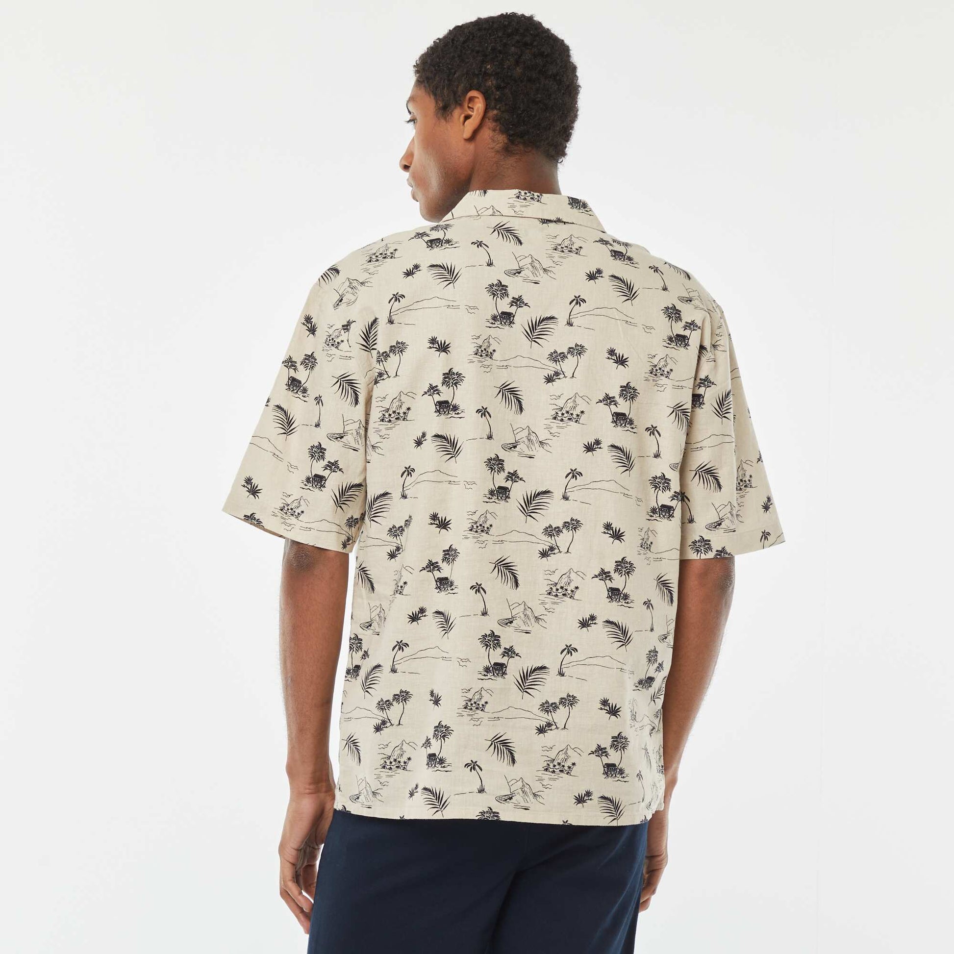 قميص بأكمام قصيرة من مزيج الكتان المطبوع باللون البيج