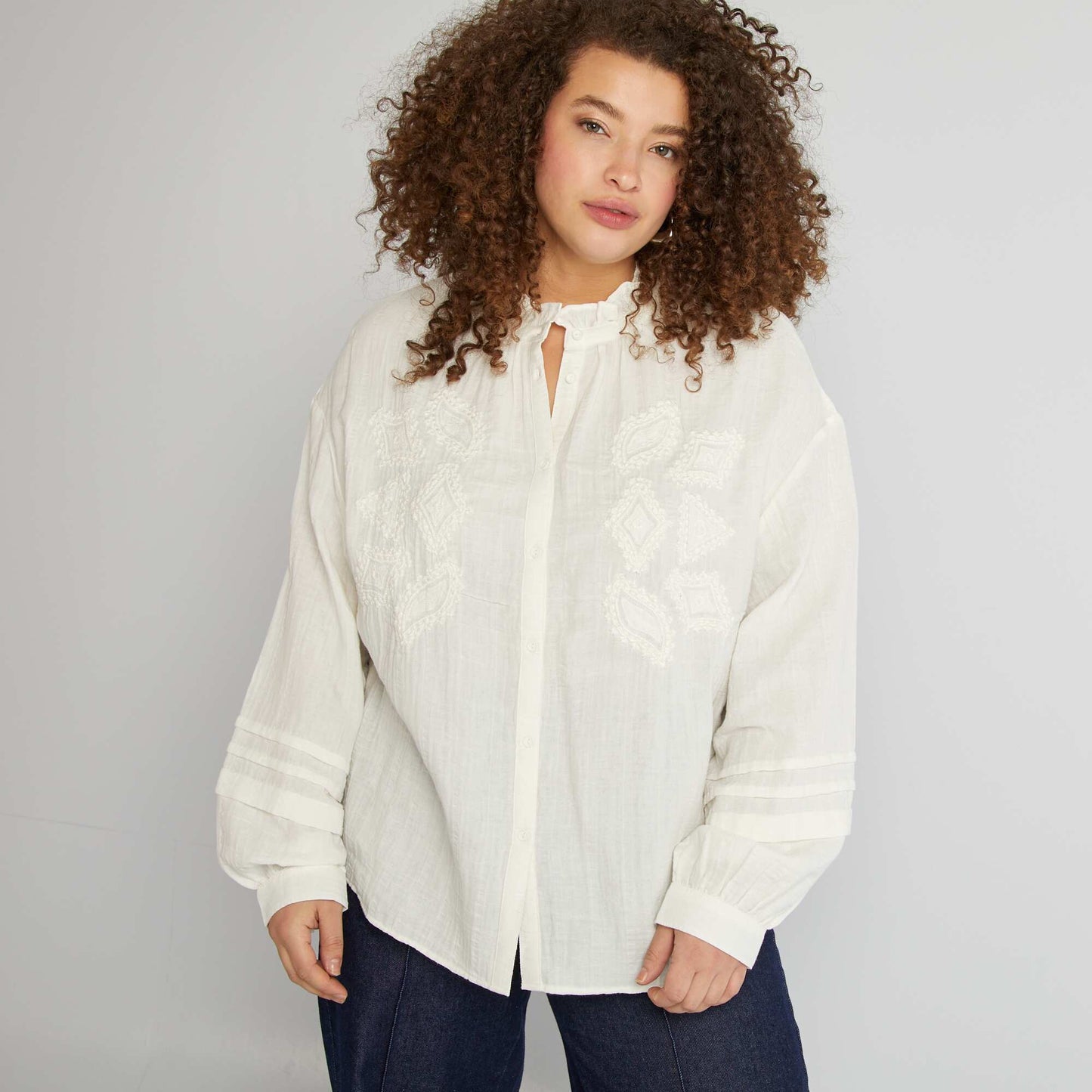 قميص من الشاش القطني باللون البيج