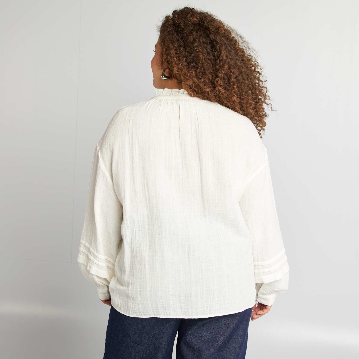 قميص من الشاش القطني باللون البيج