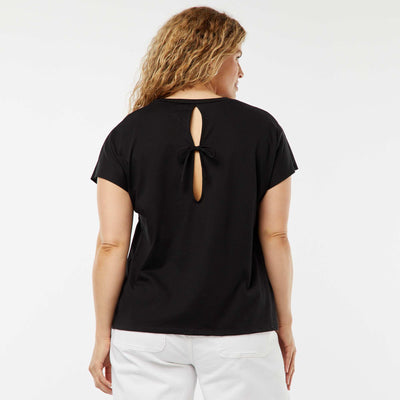 تي شيرت بأكمام قصيرة مع ظهر مفتوح باللون الأسود